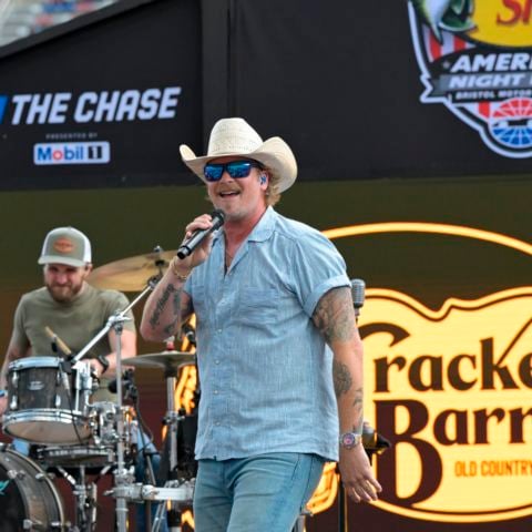 Brian Kelley rocked out the Cracker Barrel pre-race concert.