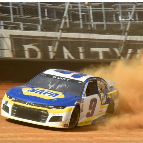 Chase Elliott (9) finished 10th in last year's Food City Dirt Race and he will be among the favorites to win Sunday night at Bristol Motor Speedway. 