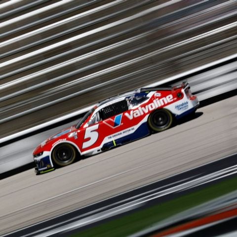 Kyle Larson has won the last two Bristol Cup races, the Bass Pro Shops Night Race in 2024 and the 2025 Food City 500. He will try to win his third in a row on a softer right side tire on his No. 5 Chevy.